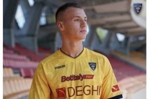 官方：米兰17岁中锋卡马达租借加盟莱切 合同含买断&amp;反买断条款